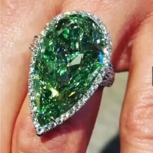 Elegant Green Teardrop Gemstone Ring